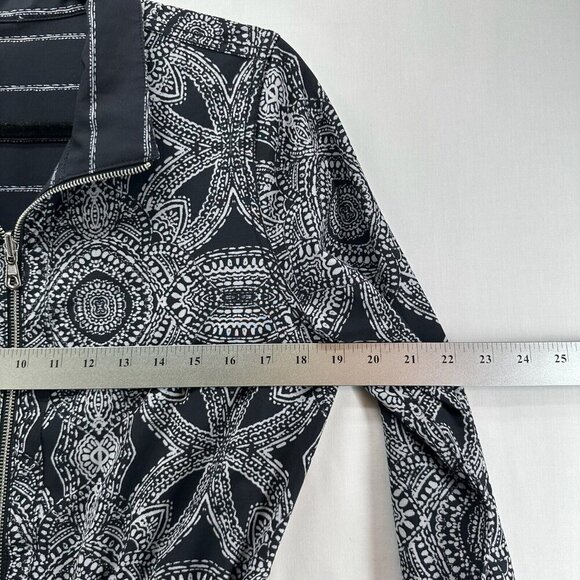 Chico’s Jacket M Zenergy Reversible Medallion Tile Printed Stripe Cinched Black - Picture 10 of 12